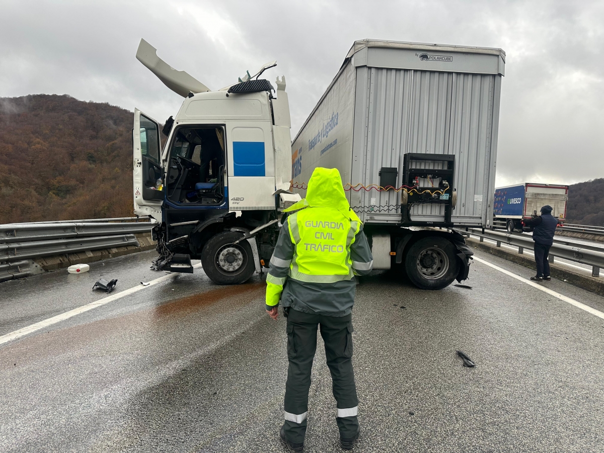 Un camionero herido leve tras hacer la tijera en la A-15 a la altura de Areso