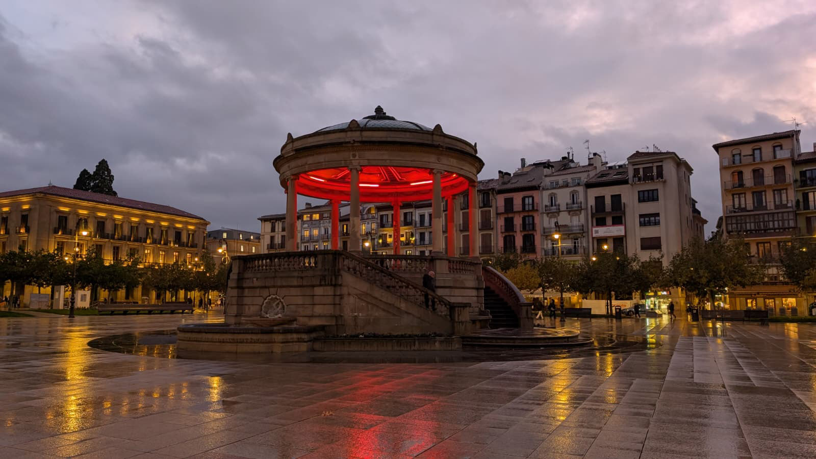 El kiosko de la Plaza del Castillo se ilumina en color rojo este sábado por el Día Internacional del Síndrome 22q11