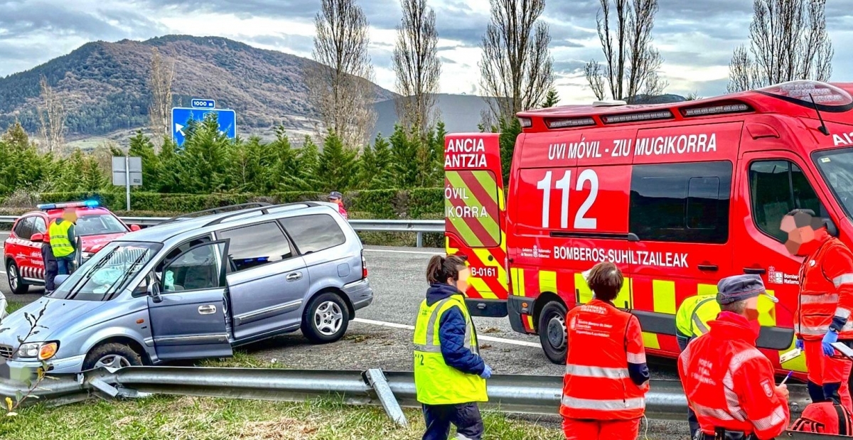 Una mujer, de 44 años, herida grave en una salida de vía en la A-10 a la altura de Etxarren
