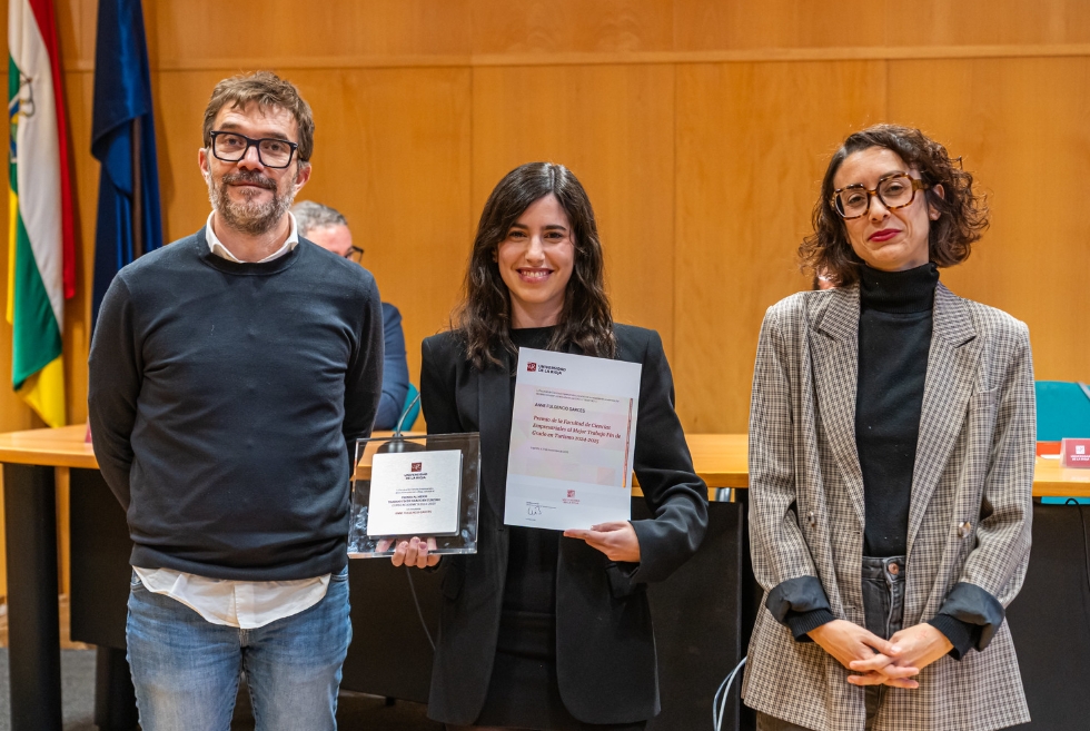 La navarra Anne Fulgencio recibe el premio al mejor expediente y TFG en Turismo por un plan para Candanchú