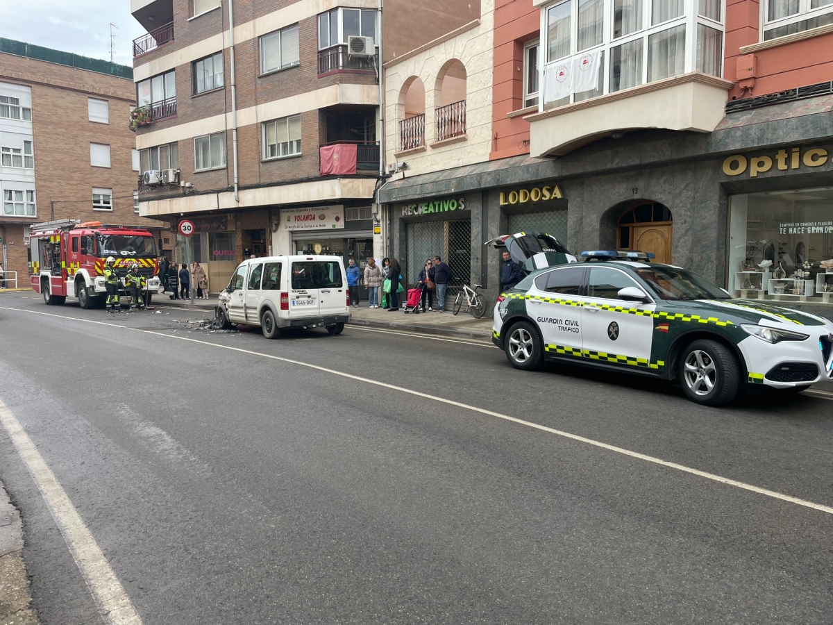 Una joven de Sartaguda, de 23 años, herida tras una colisión entre dos turismos y un vehículo de gran tonelaje en Lodosa