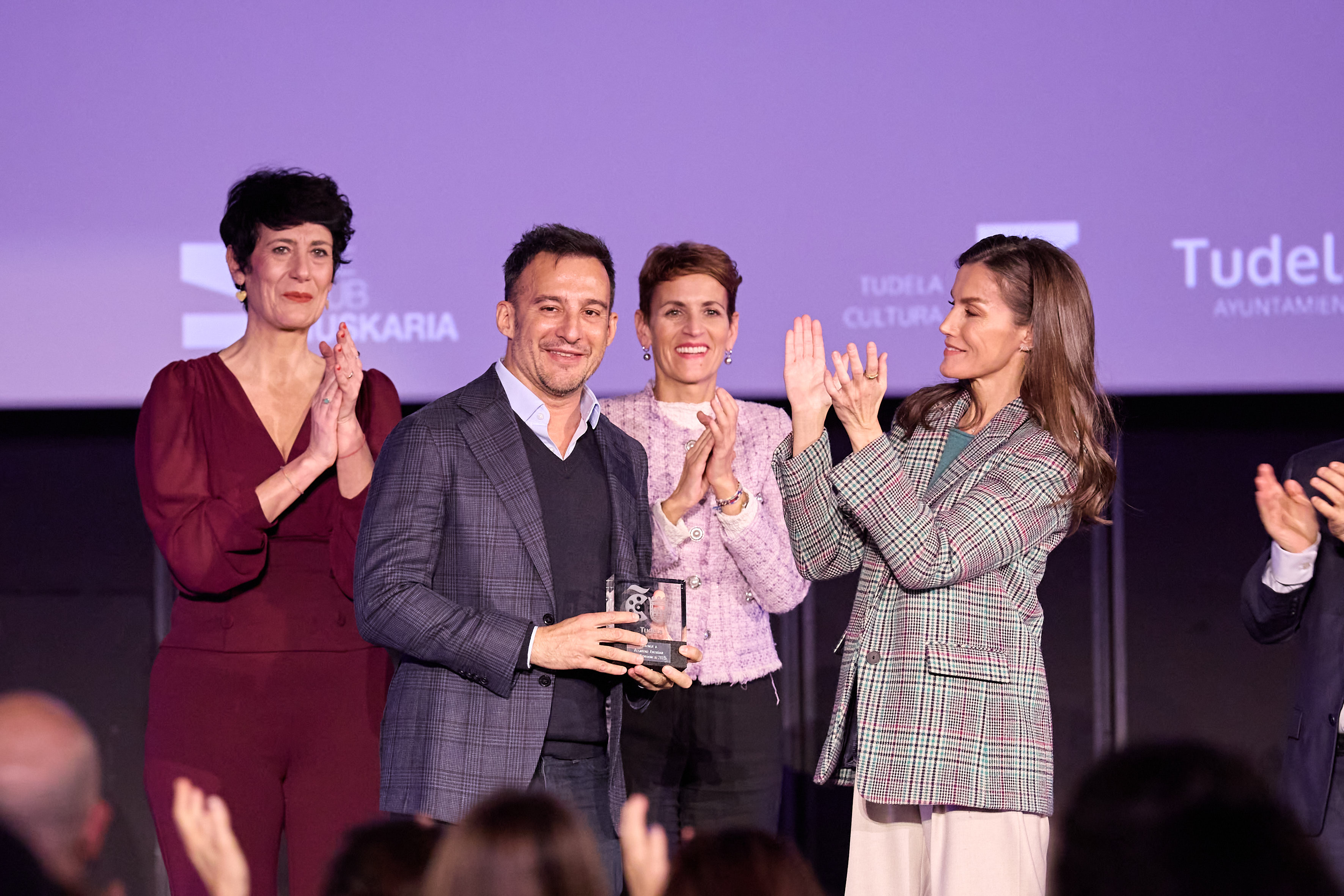 El director Alejandro Amenábar recibe el reconocimiento, acompañado por la Reina Letizia, la Presidenta Chivite y la ministra Saiz - 