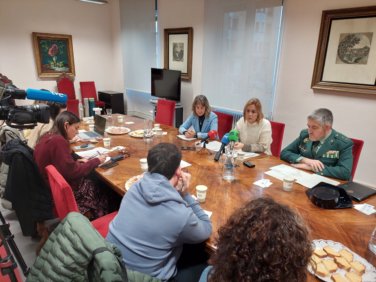 La DGT en Navarra recuerda la obligación de llevar la baliza V-16 desde el 1 de enero de 2026 y desmiente bulos