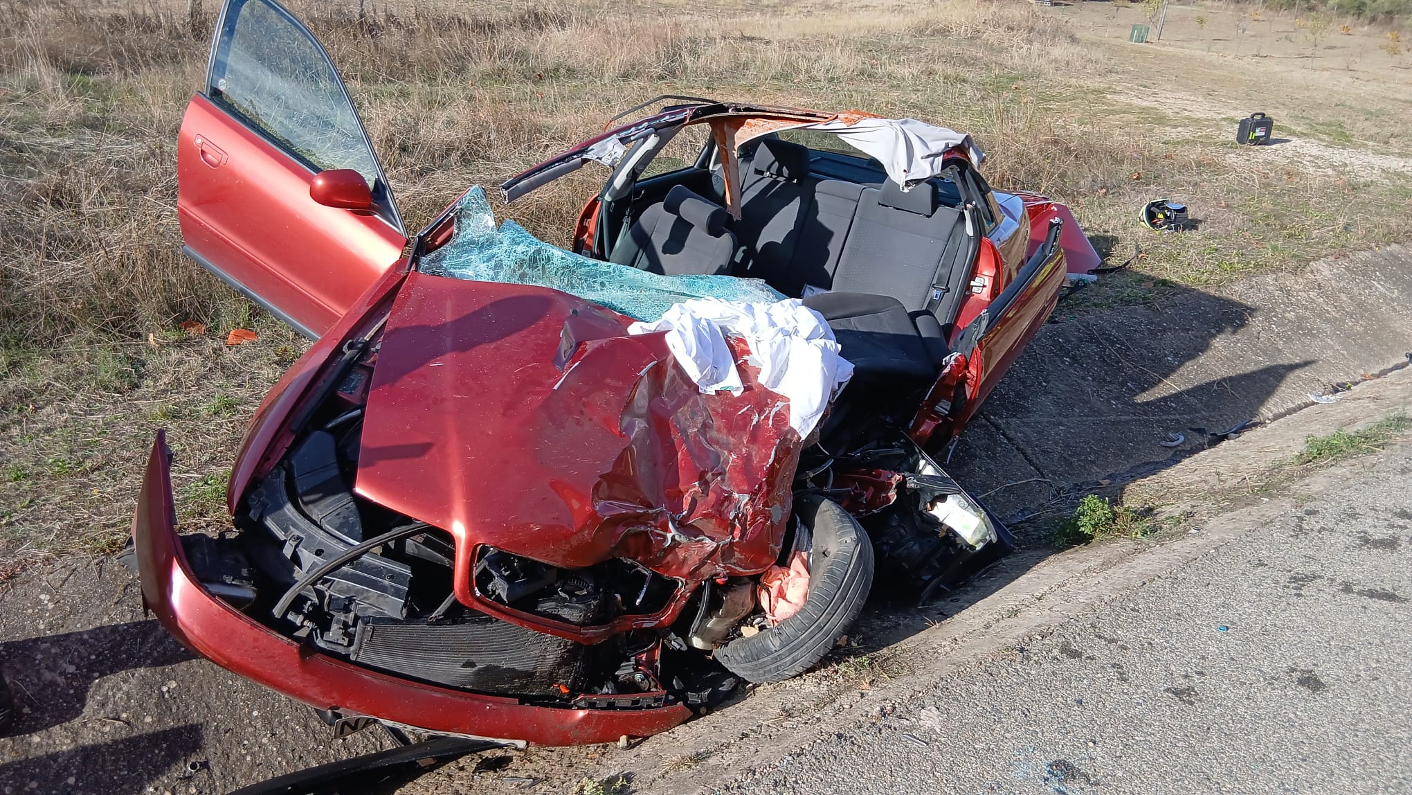 Una mujer de 71 años resulta gravemente herida tras chocar su coche con un camión en Aberin