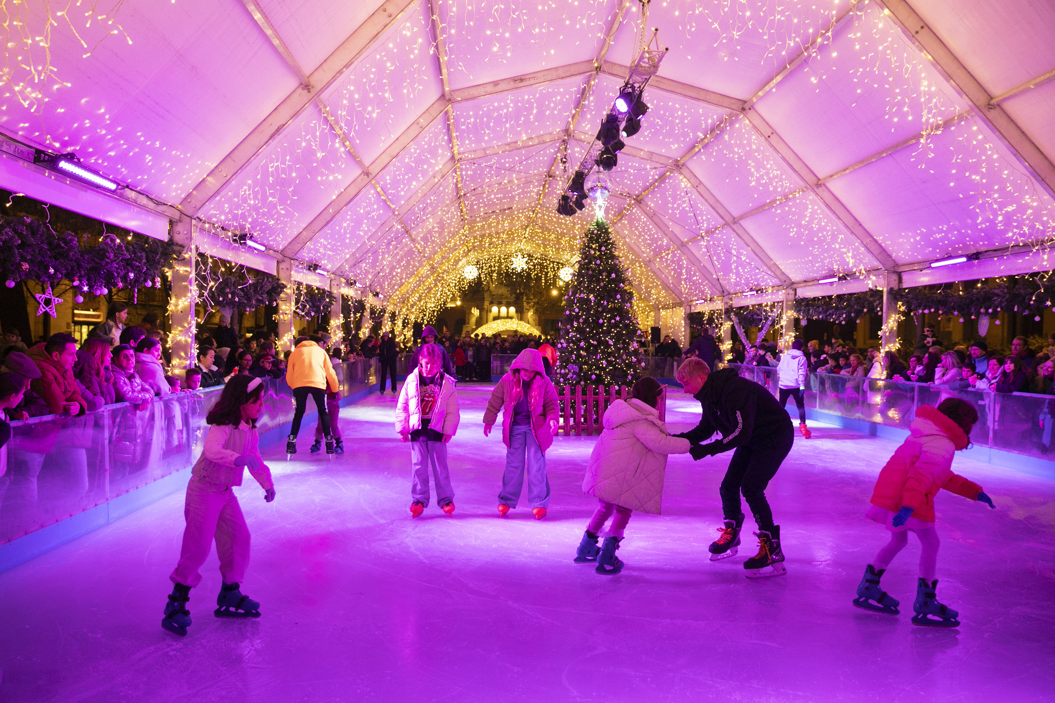 La pista de hielo de la Plaza del Castillo ha registrado 14.000 entradas en la primera parte de las fiestas navideñas