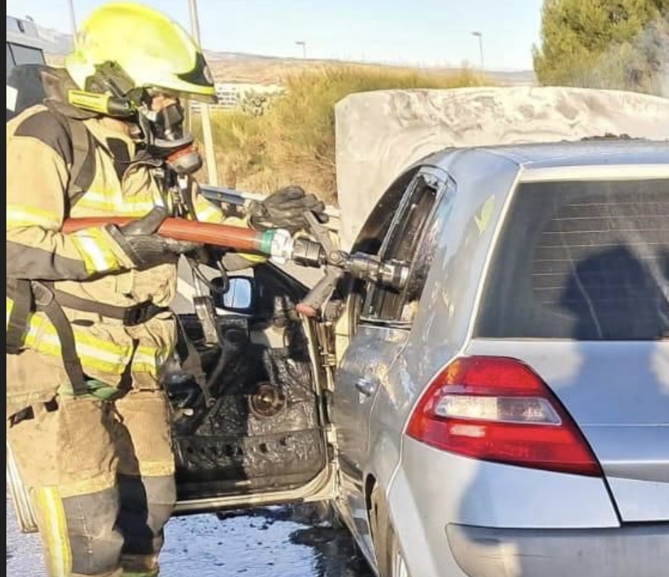 Dos personas trasladadas a centros sanitarios tras una colisión en Lardero, con un vehículo totalmente calcinado
