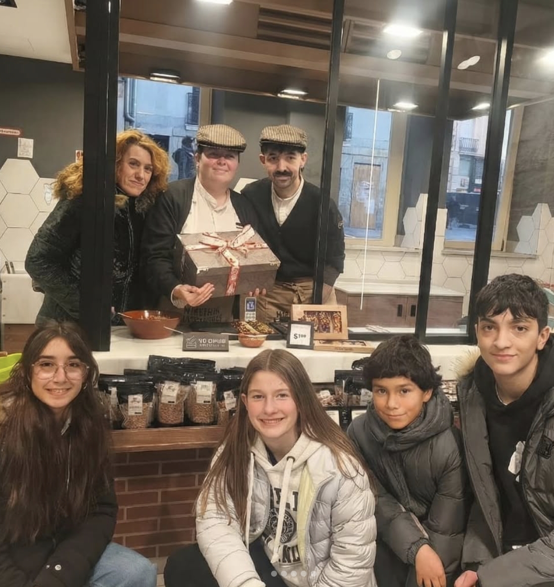 Alumnado de 1º de ESO del colegio La Compasión-Escolapios sorprende con una acción de empatía a la tienda Sabor a España