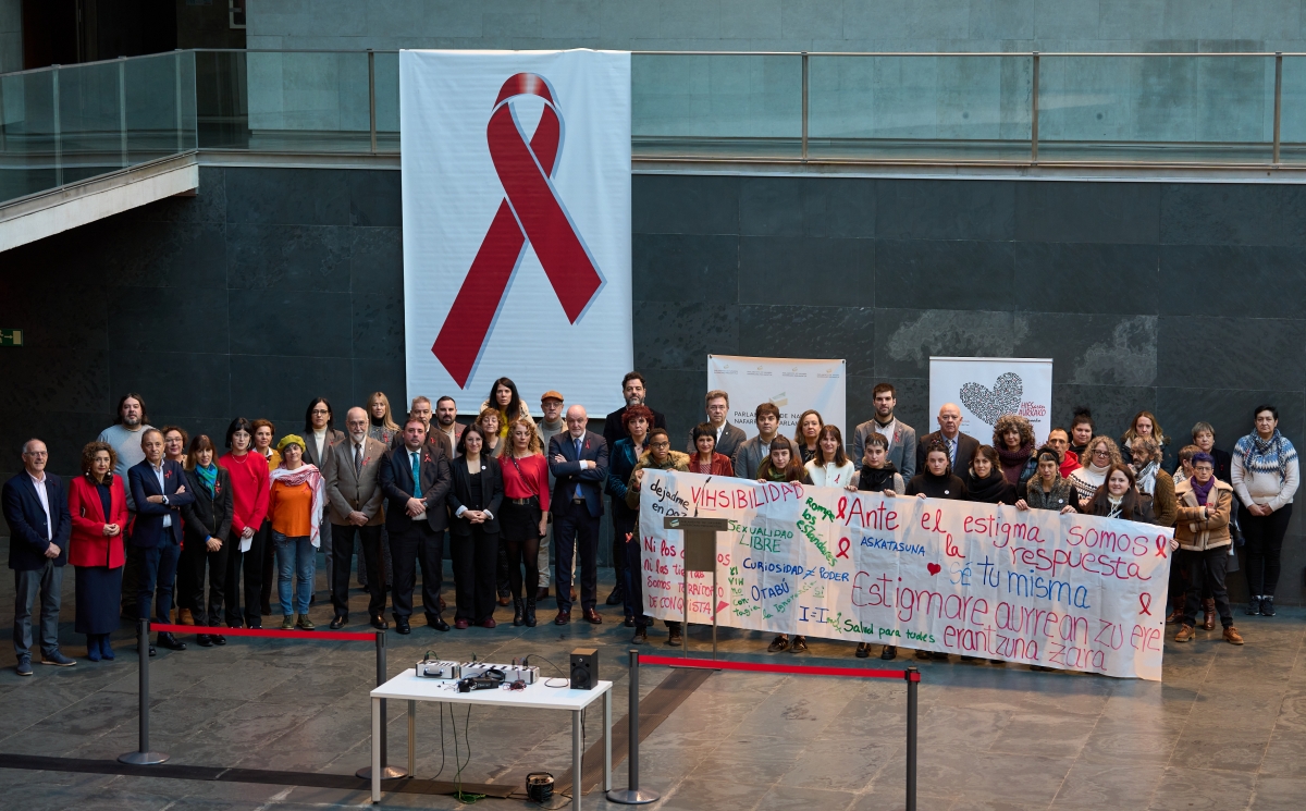 El Parlamento de Navarra se suma al Día Mundial contra el Sida con un firme mensaje contra el estigma