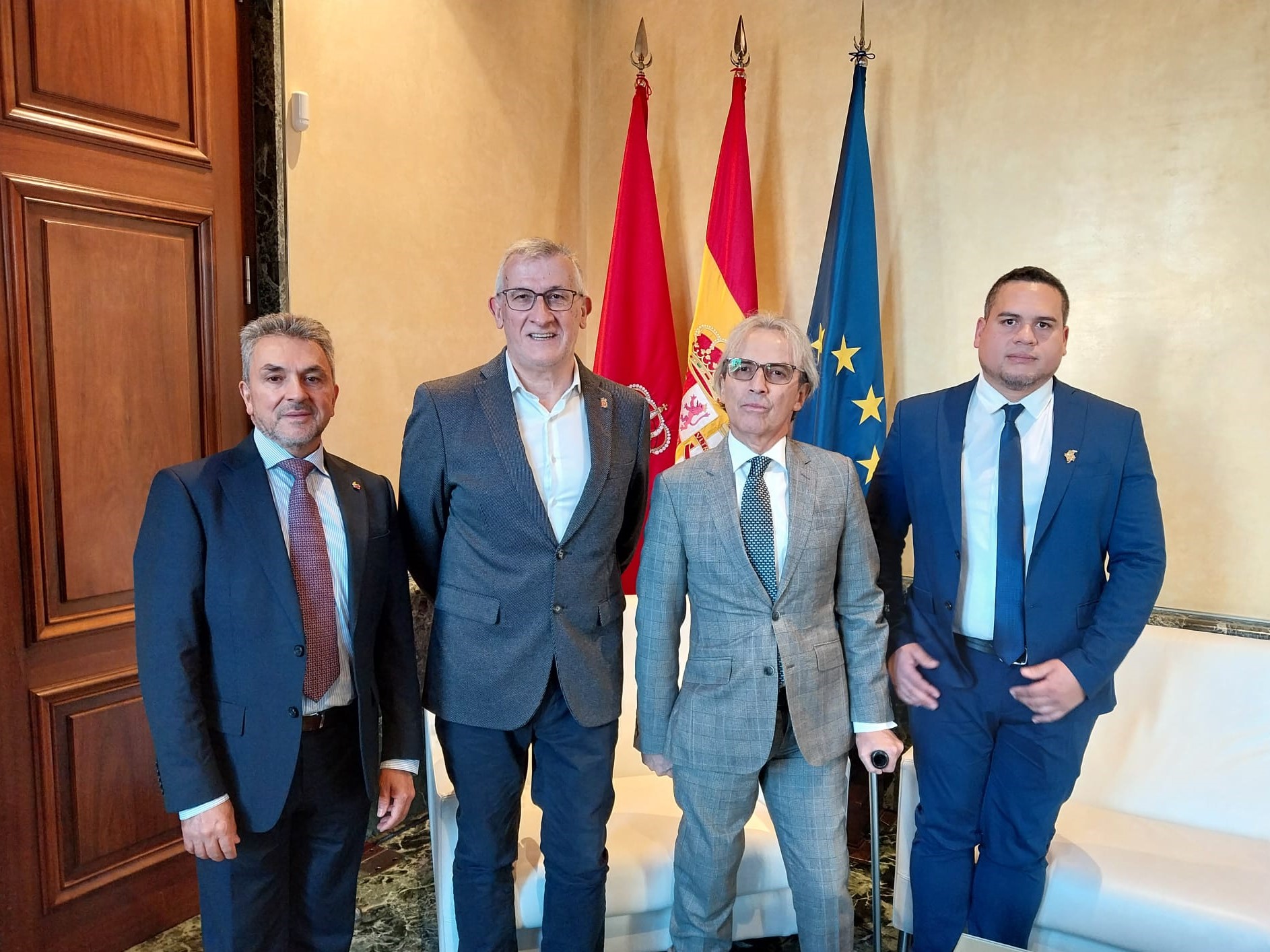 Taberna recibe al embajador de Colombia, Eduardo Ávila