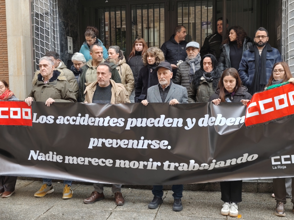 CCOO de La Rioja se concentra tras el accidente mortal de un trabajador de Inaselec en carretera