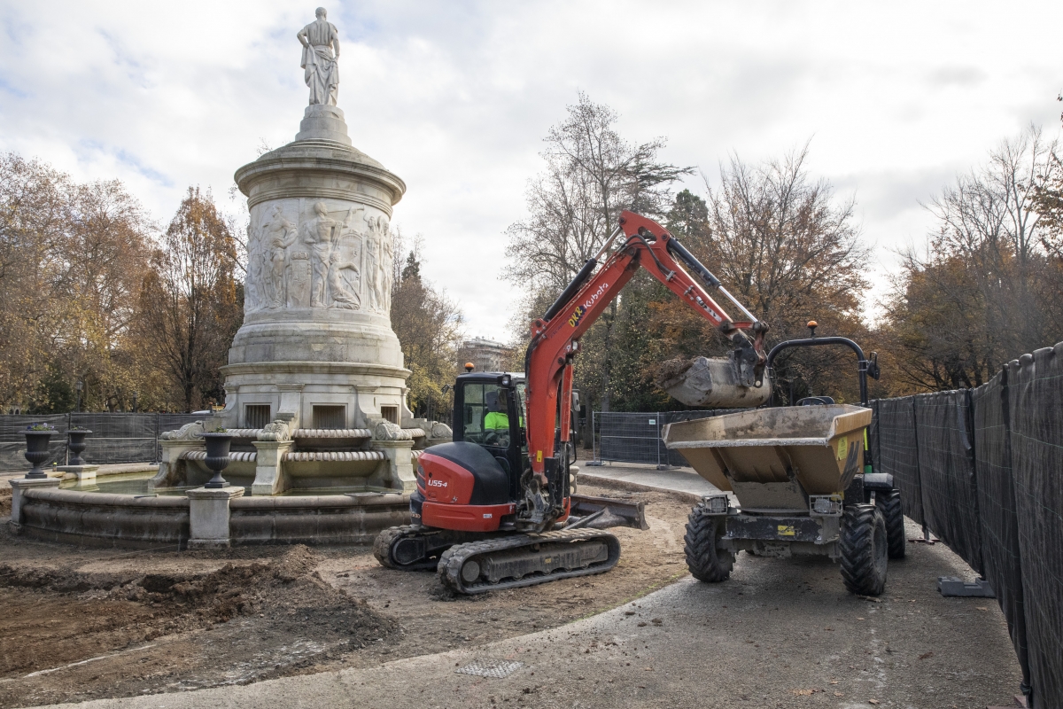 Pamplona instala un sistema de recirculación de agua y recupera el parterre de la fuente de Julián Gayarre