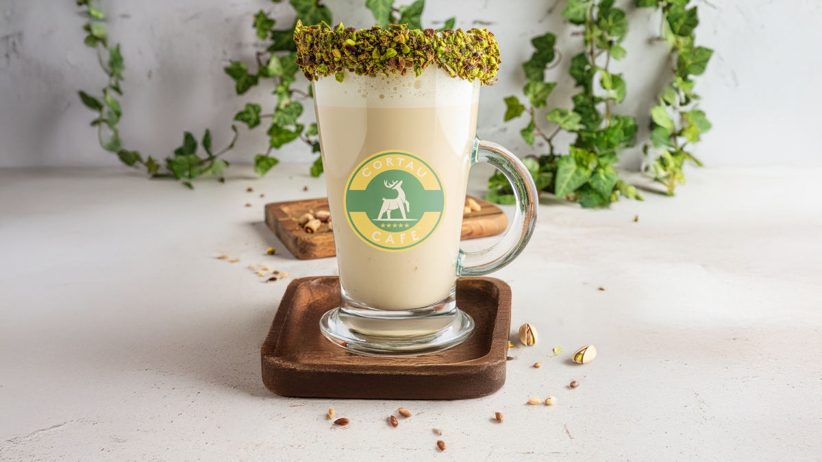 El latte de pistacho que está enamorando a Pamplona