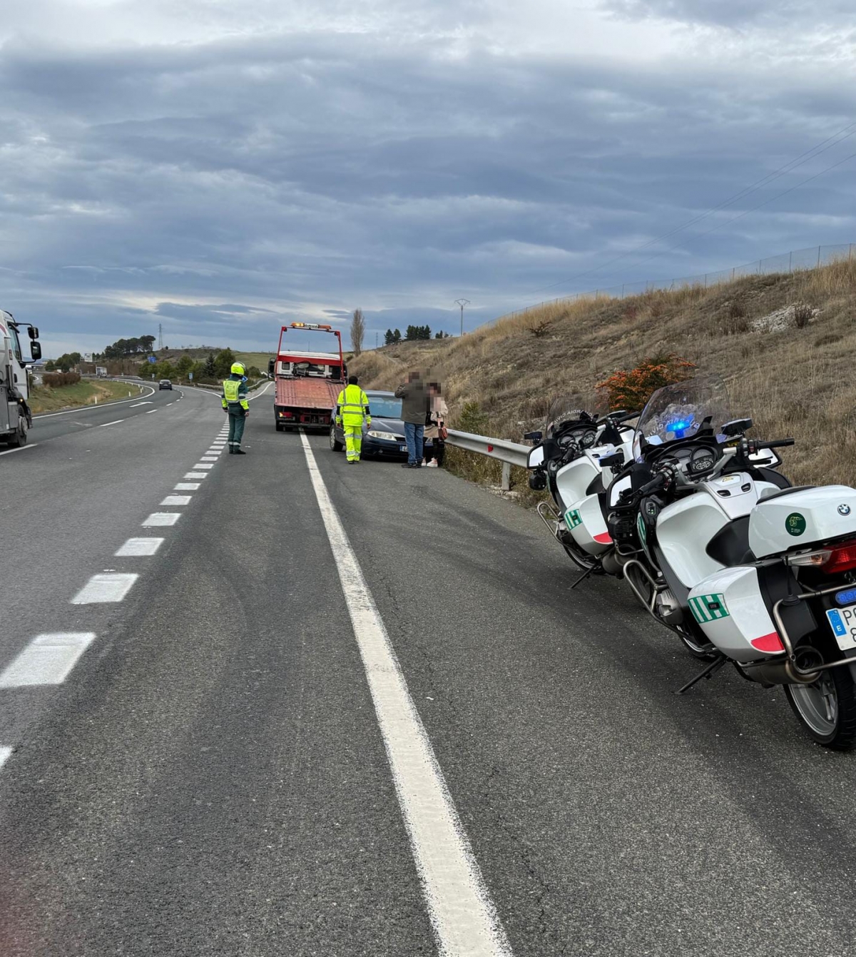 Un turismo cruza la mediana de la AP-15 en Elorz tras una salida de vía con una herida leve