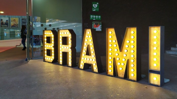 Descubre cómo transformar tu evento con letras grandes