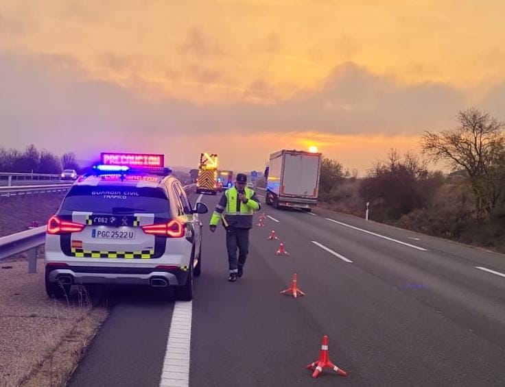 Un camionero de 41 años resulta herido tras volcar su vehículo en la autopista AP-68 en Aldeanueva de Ebro