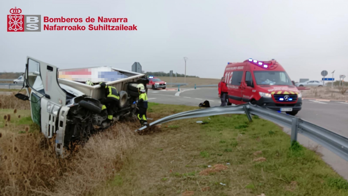 Un camionero,  de 24 años, herido leve tras un vuelco en la NA-122 a la altura de Allo 