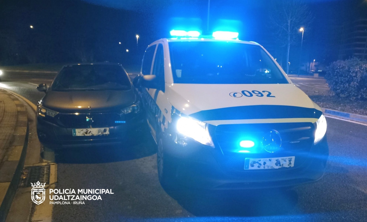 Un conductor ebrio y drogado genera una persecución de madrugada por media Pamplona: acabó estampado contra un patrulla 