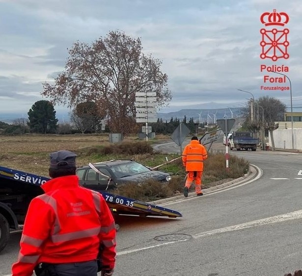 Huye tras accidentarse con un vehículo en en Cortes y cuando le localizan presenta un permiso de conducir fake