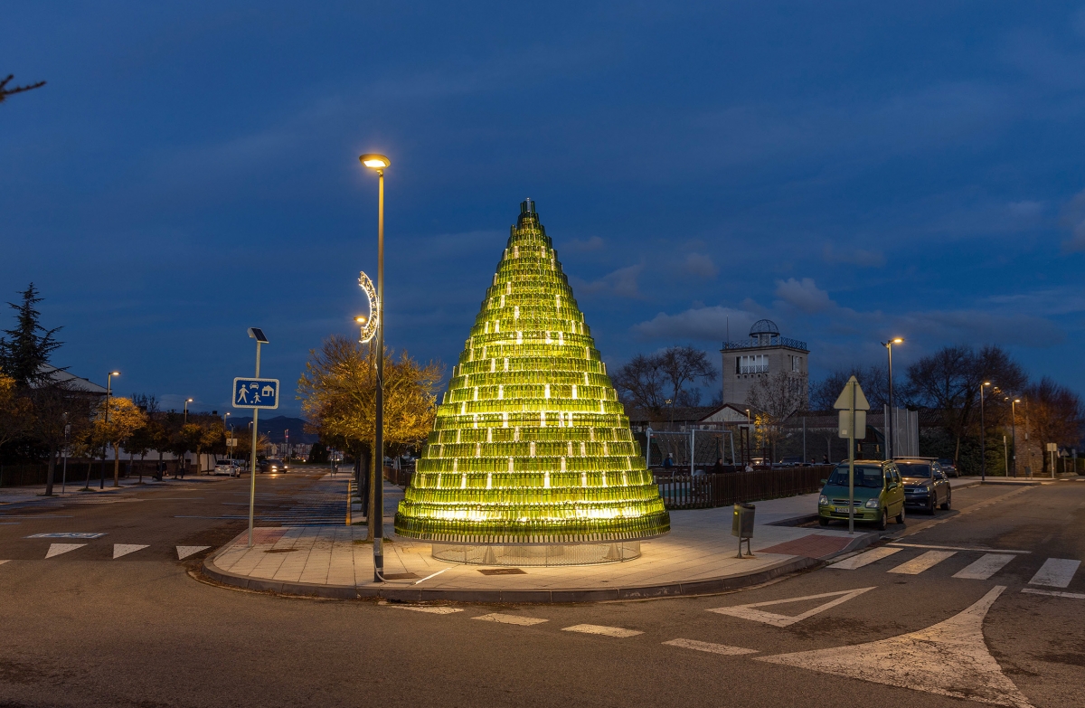 El árbol navideño de botellas recicladas ya luce en Cordovilla
