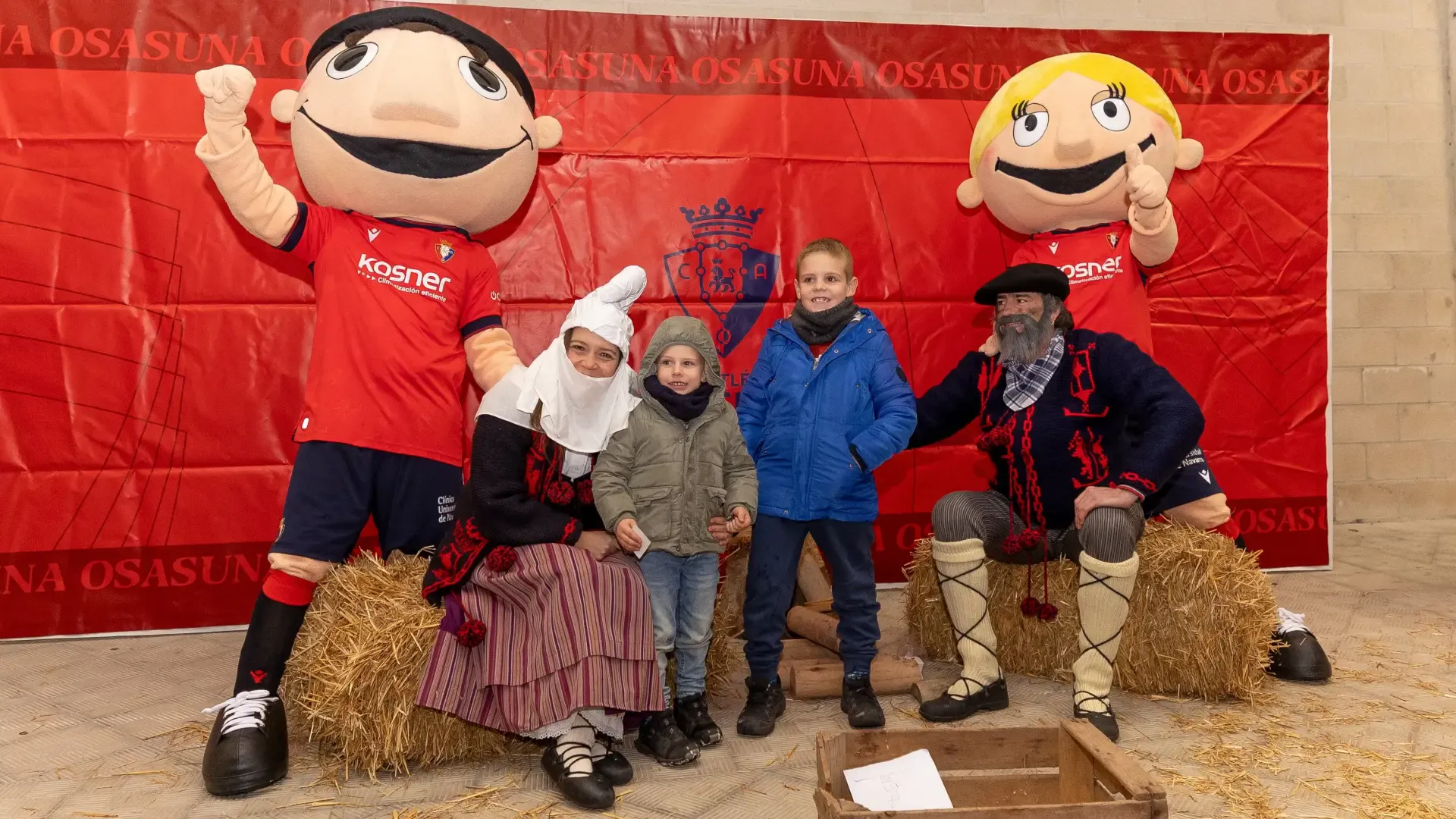 Olentzero y Mari Domingi visitan El Sadar antes del partido entre Osasuna y Alavés