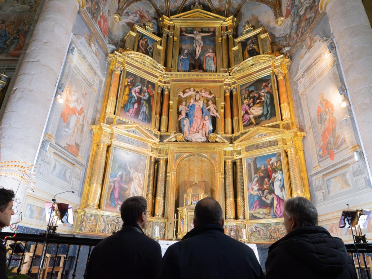 Gonzalo Capellán visita el retablo mayor de Arenzana de Abajo tras su restauración con fondos del Gobierno de La Rioja