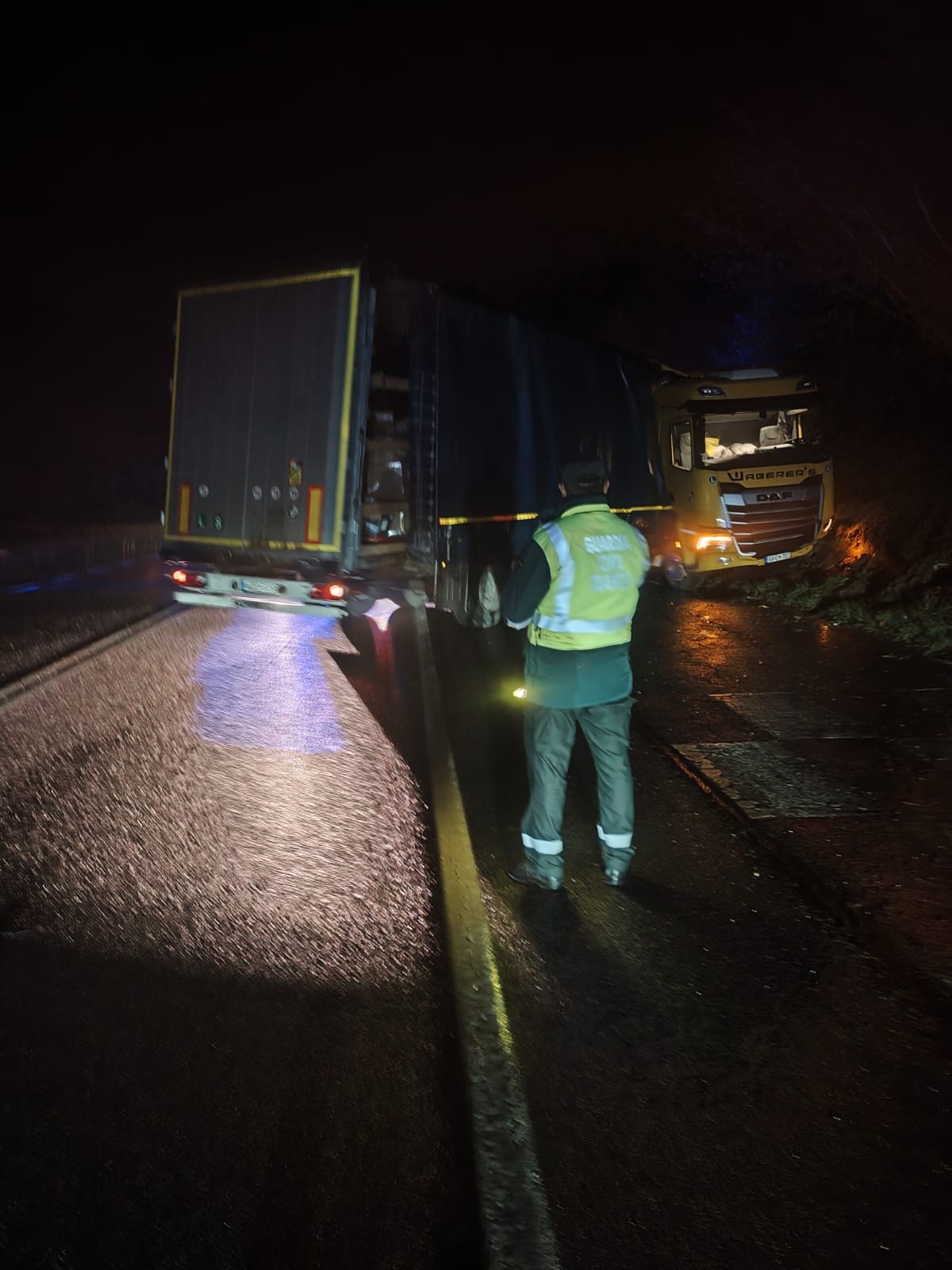 Un camionero, de 42 años, herido leve tras una salida de vía en la N-121-A en Baztan