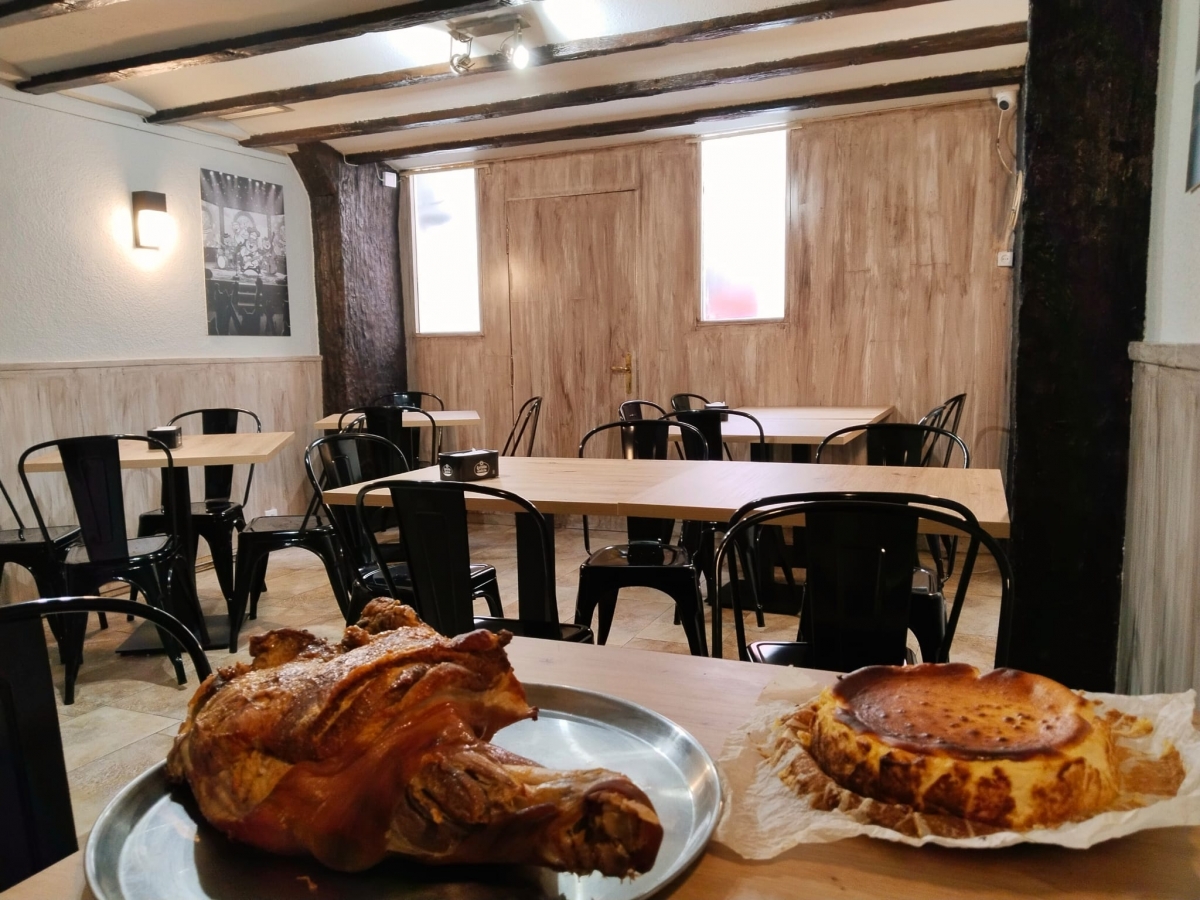 El Gato Bigotón abre en Pamplona con el jamón asado y la tarta de queso como grandes protagonistas