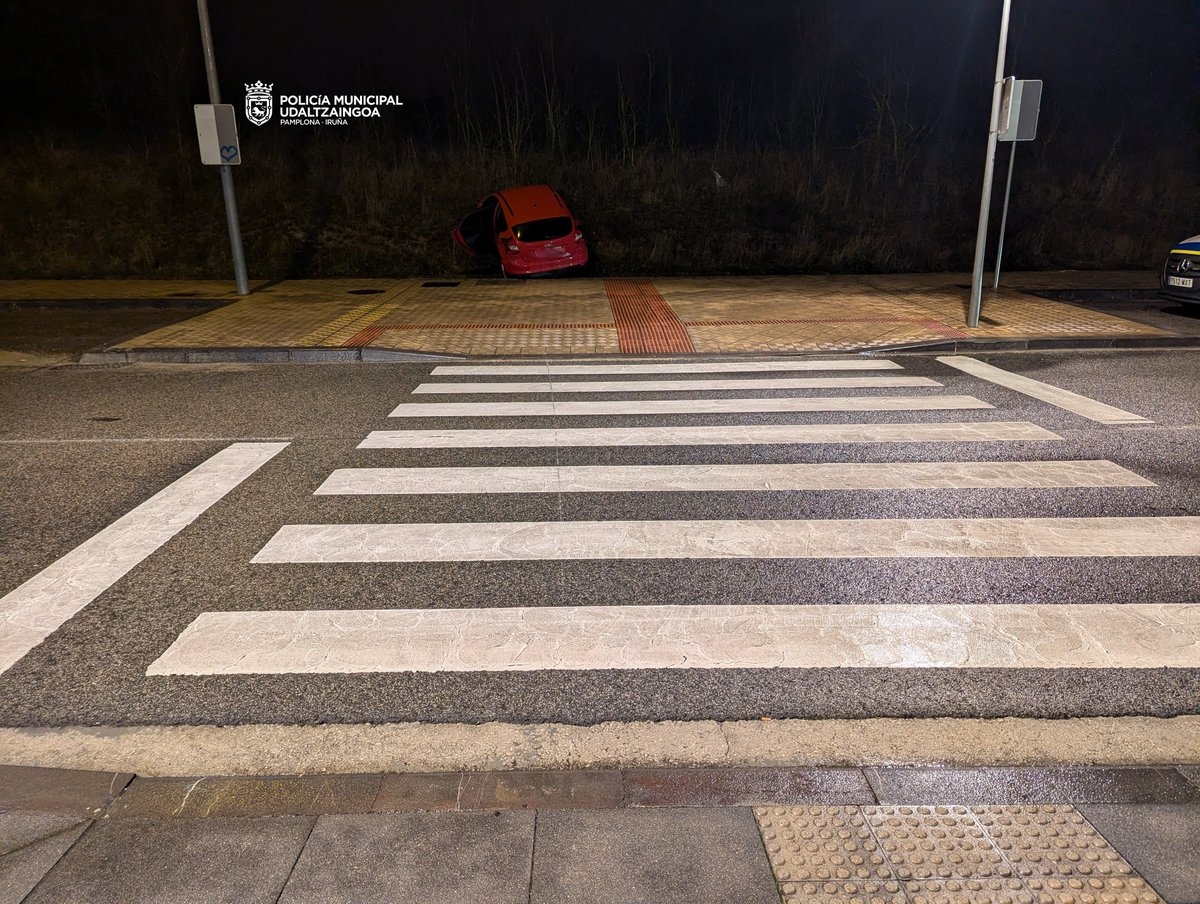 Circula por la acera y acaba estampado contra un terraplén junto al Navarra Arena: el conductor iba muy ebrio