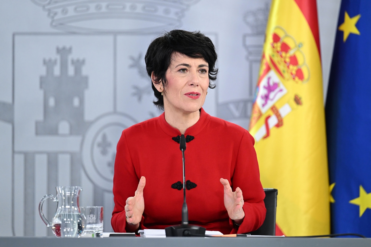 La ministra Elma Saiz defiende el éxito de la regulación de migrantes y condena los discursos xenófobos