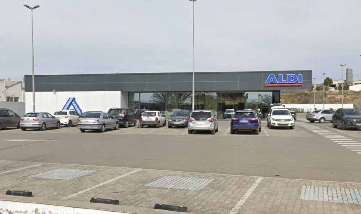 Una mujer, herida leve, en una colisión entre dos vehículos en el aparcamiento de un supermercado de Tudela