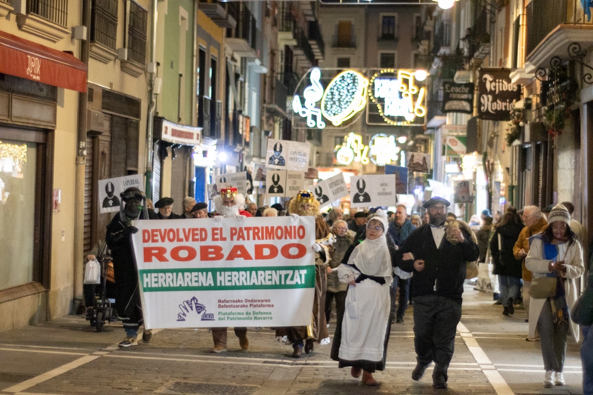 [GALERIA] La Kalejira de la Plataforma en defensa del Patrimonio volvió a llevar carbón al Arzobispado