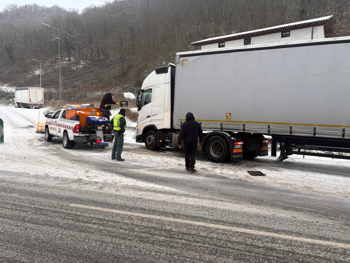 La nieve corta temporalmente las A-15 entre Irurtzun y el límite de Gipuzkoa