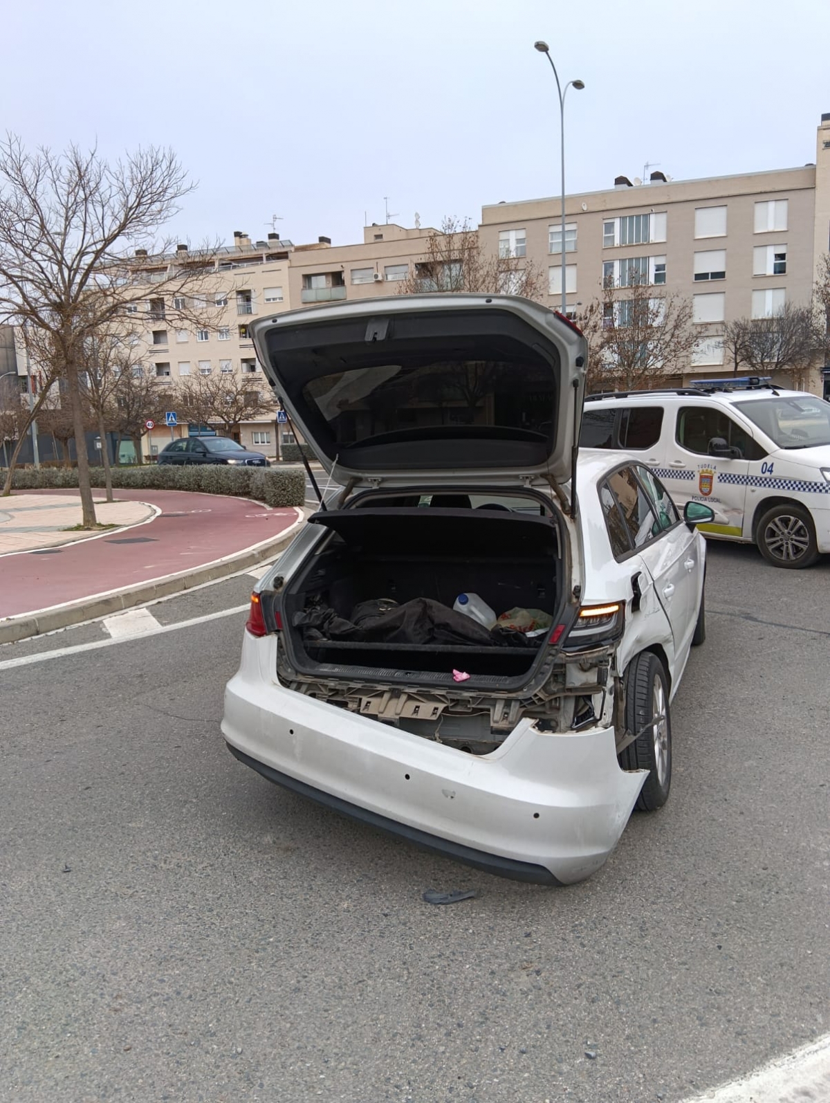 La Policía Local de Tudela busca a un conductor fugado tras un fuerte accidente en la glorieta de Olite