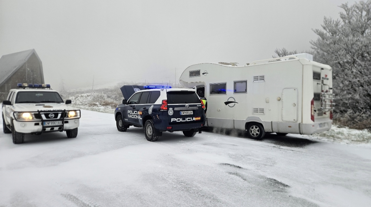 Rescate en Ibañeta: una familia con dos niños queda atrapado con una autocaravana a -10 grados