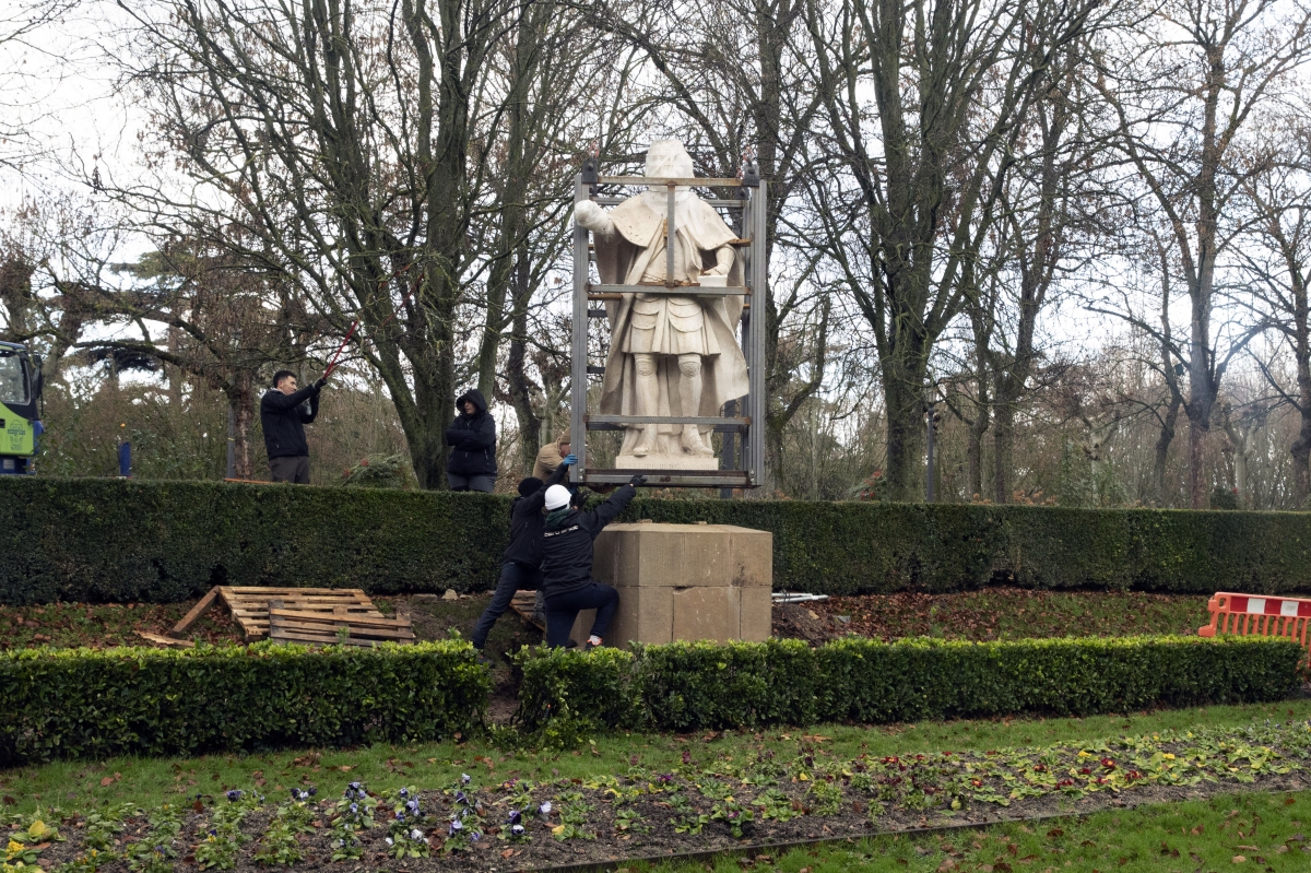 Las tres primeras estatuas de los reyes ya descansan en su ubicación definitiva en la Taconera
