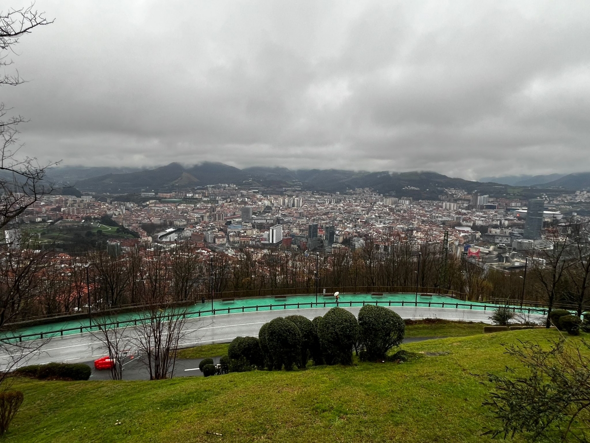 La Ertzaintza detiene a una mujer en Bilbao tras robar una tarjeta bancaria en un hotel y realizar cargos fraudulentos