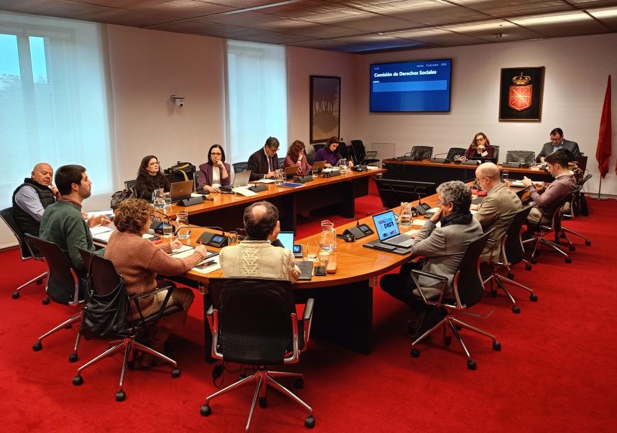 El Parlamento insta a Educación a asegurar el cobro íntegro de salarios en los Servicios Sociales de Base