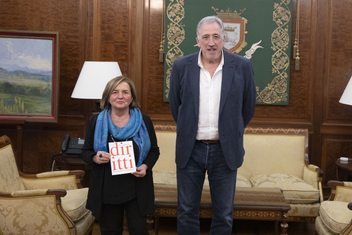 El alcalde de Pamplona recibe a Maddalena Tedeschi, presidenta de Reggio Children
