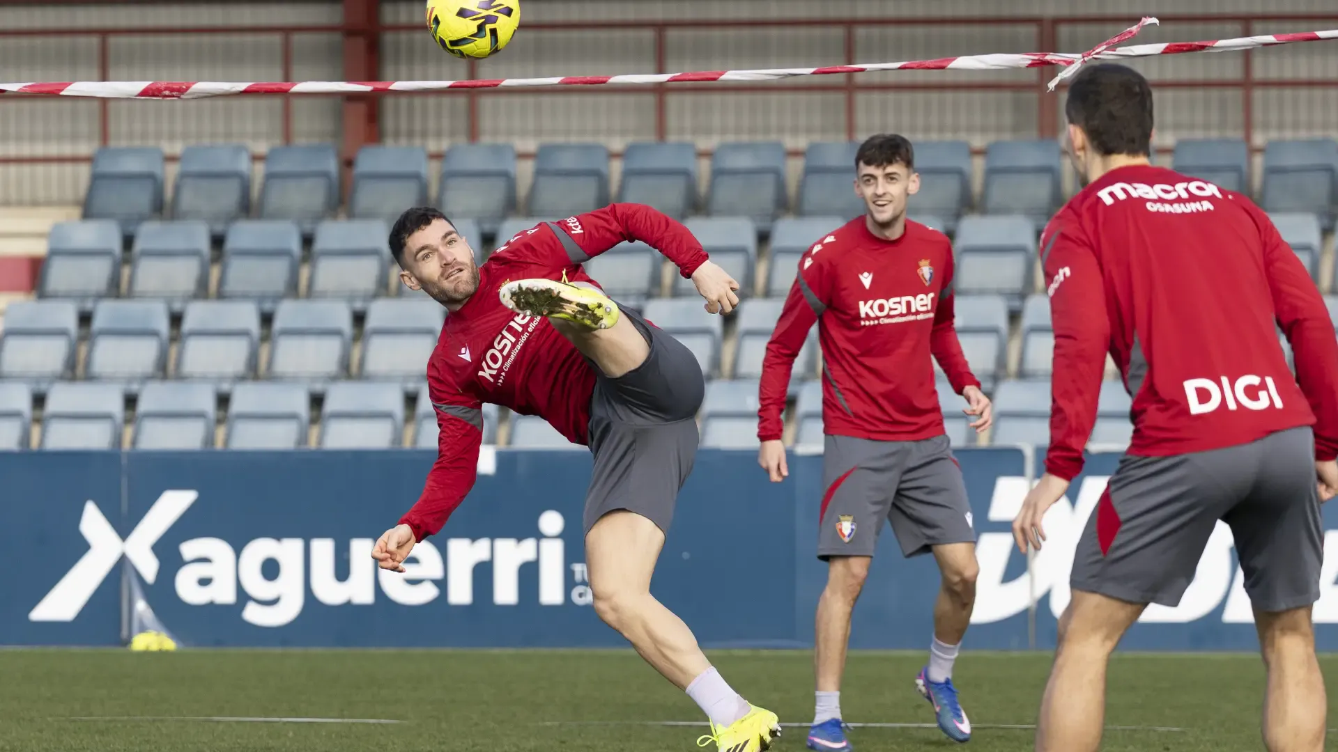 Osasuna prepara la visita al Rayo Vallecano con una sesión de estrategia y fútbol-tenis en las instalaciones de Tajonar