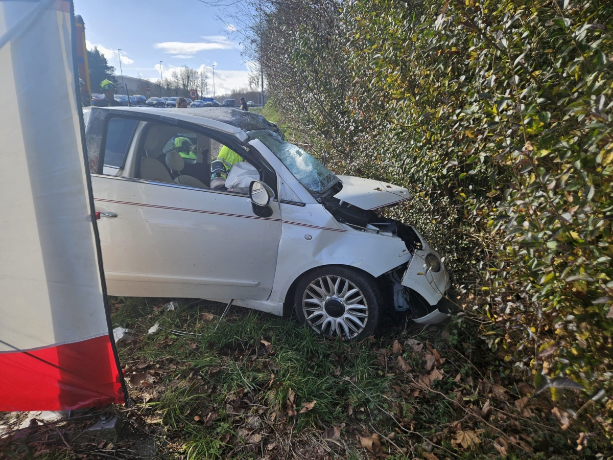 Trágico accidente en la GI-636: un fallecido tras colisión entre un turismo y un camión en Irún