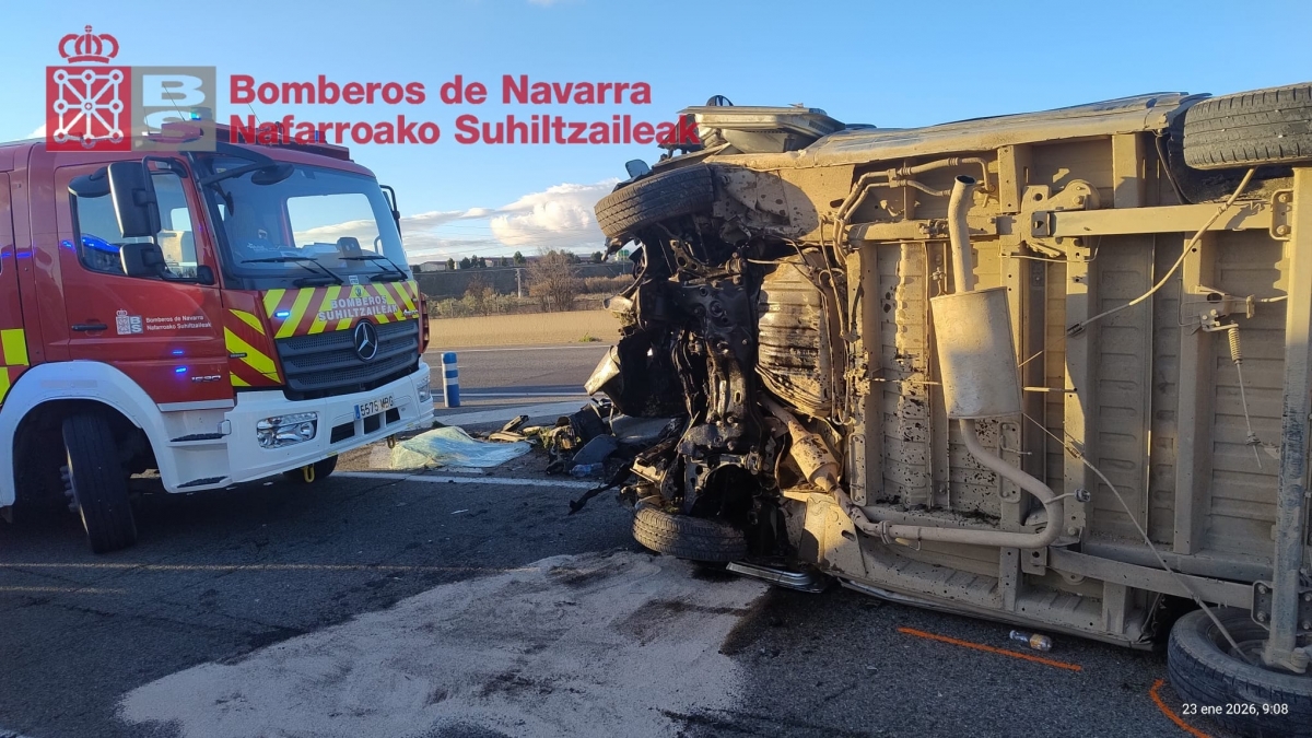 Siete heridos, dos graves,  tras el vuelco de una furgoneta en la A-68 a la altura de Ribaforada