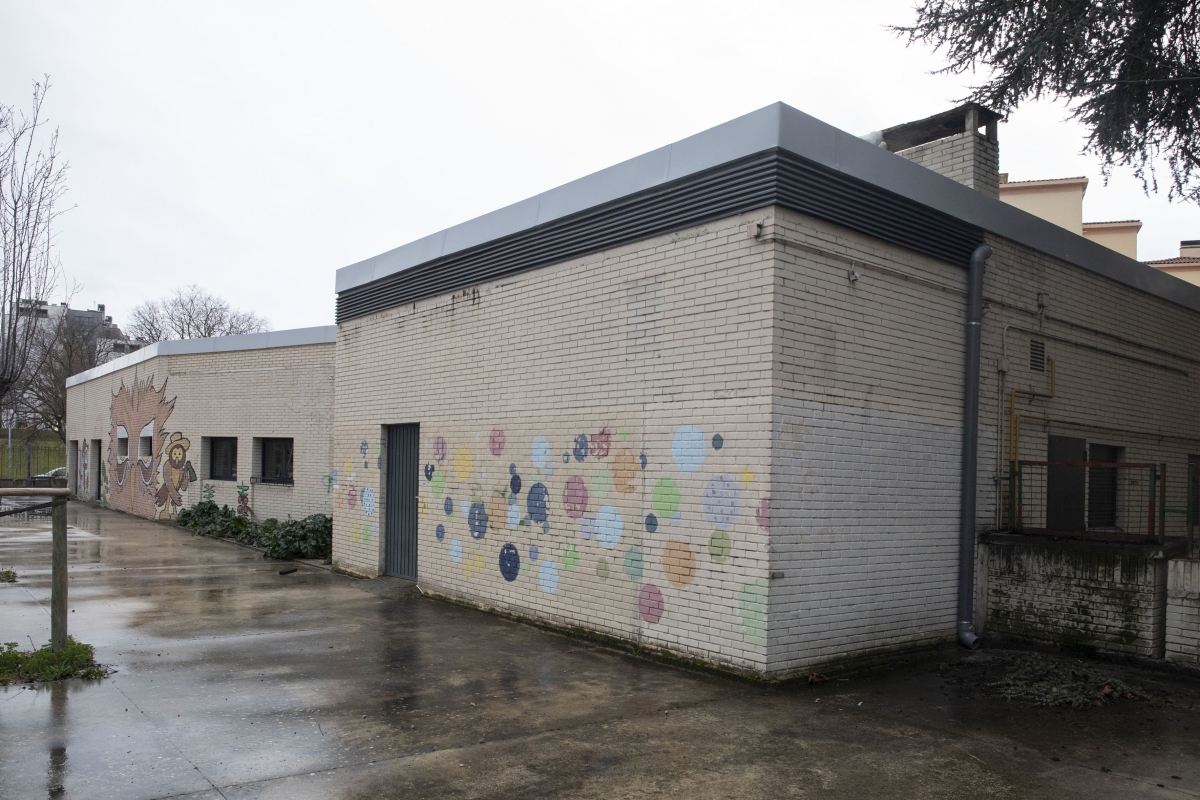 Pamplona ha invertido 250.000 euros para sustituir la cubierta del Centro Comunitario Ilargienea, en Milagrosa, por la presencia de goteras y filtraciones