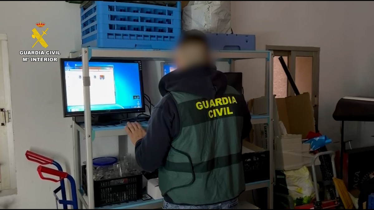Detenido el dueño de un bar por instalar cámaras ocultas en los aseos de su local 