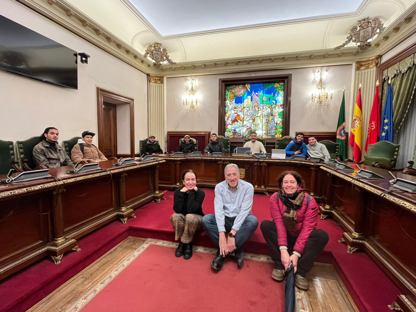 El alcalde de Pamplona recibe a jóvenes de la Asociación Lantxotegi Elkartea