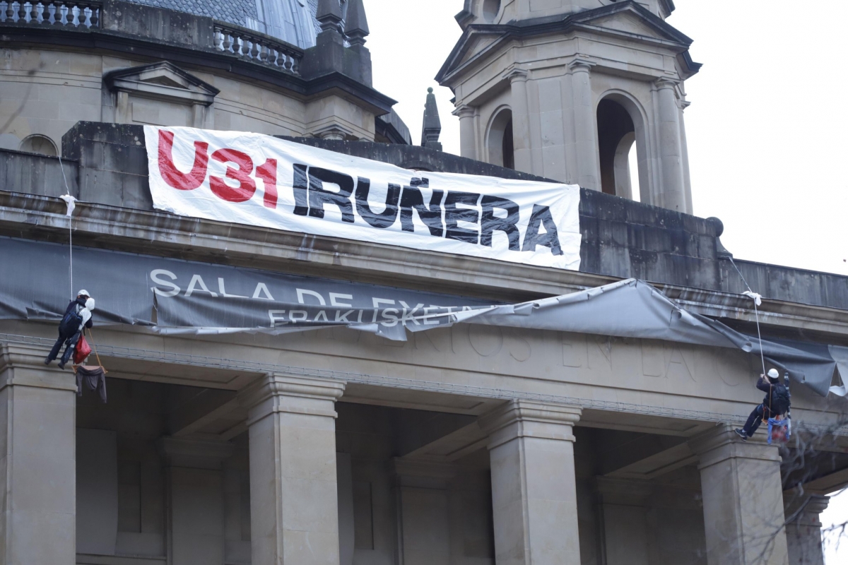 Protesta 'antifascista' en el Monumento a los Caídos: colocan una lona y dos personas simulan estar ahorcadas