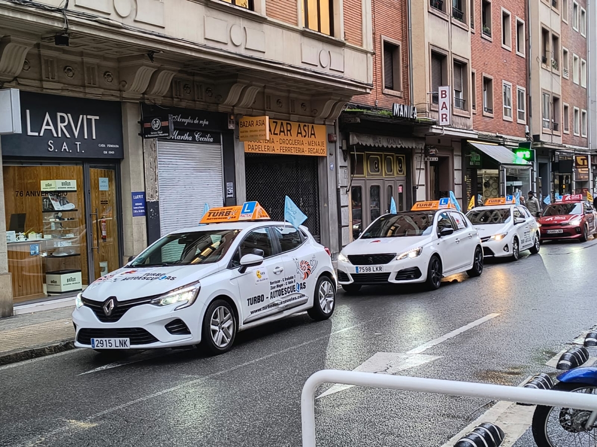Una marcha lenta de autoescuelas provoca afecciones al tráfico este lunes en Pamplona