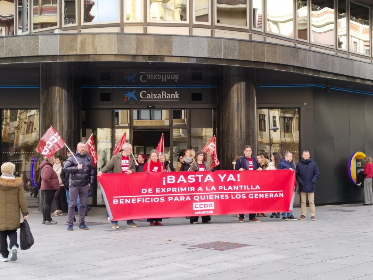 Protesta ante CaixaBank: trabajadores denuncian que engorde beneficios mientras la plantilla carga con la presión