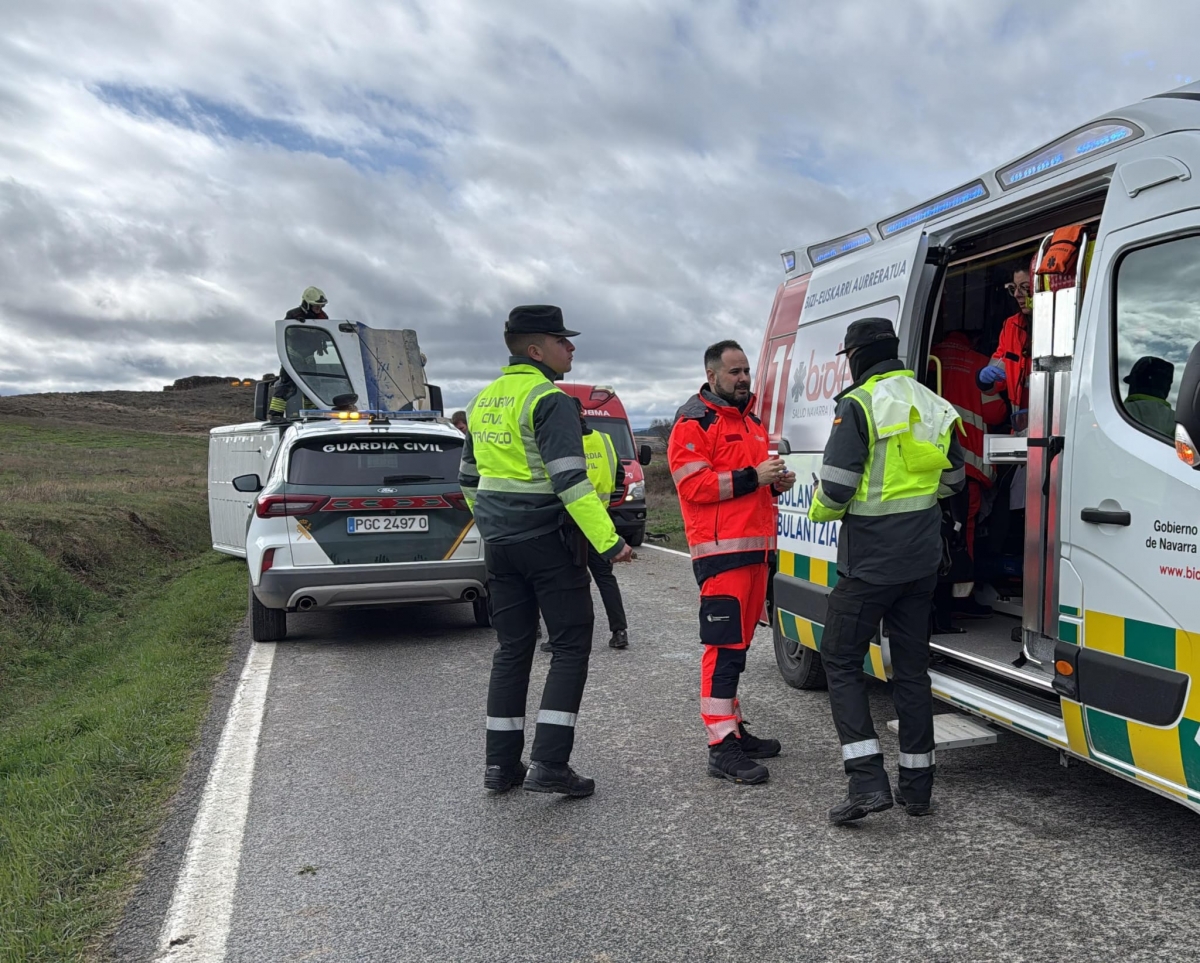Un herido tras salirse de la vía y volcar un vehículo en la NA-6020, a la altura de Artajona
