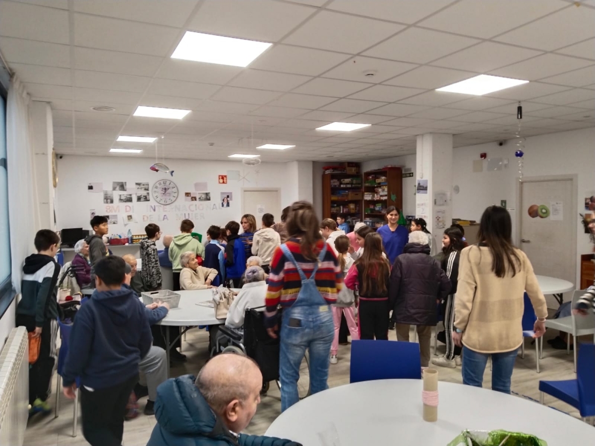 Los alumnos de Virgen Blanca de Huarte y el centro de día Alpa se unen para crear máscaras de carnaval