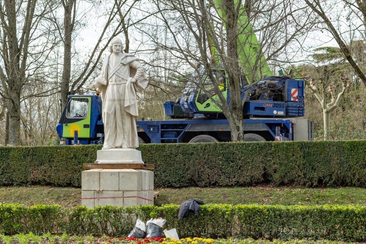 Las estatuas de los últimos tres reyes se instalan en la Taconera